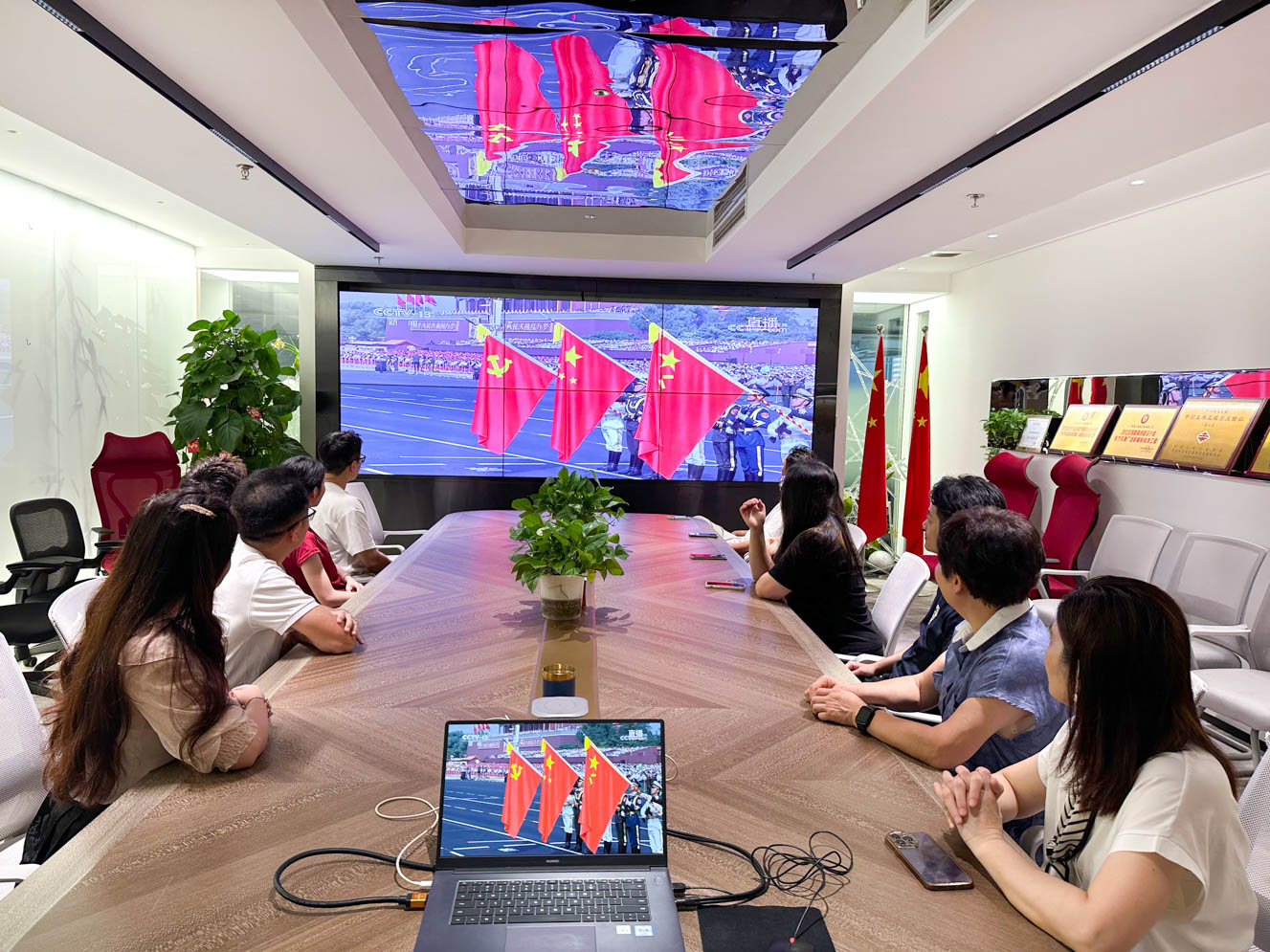 华体会在线官网(中国),装饰党支部组织党员观看九三阅兵仪式