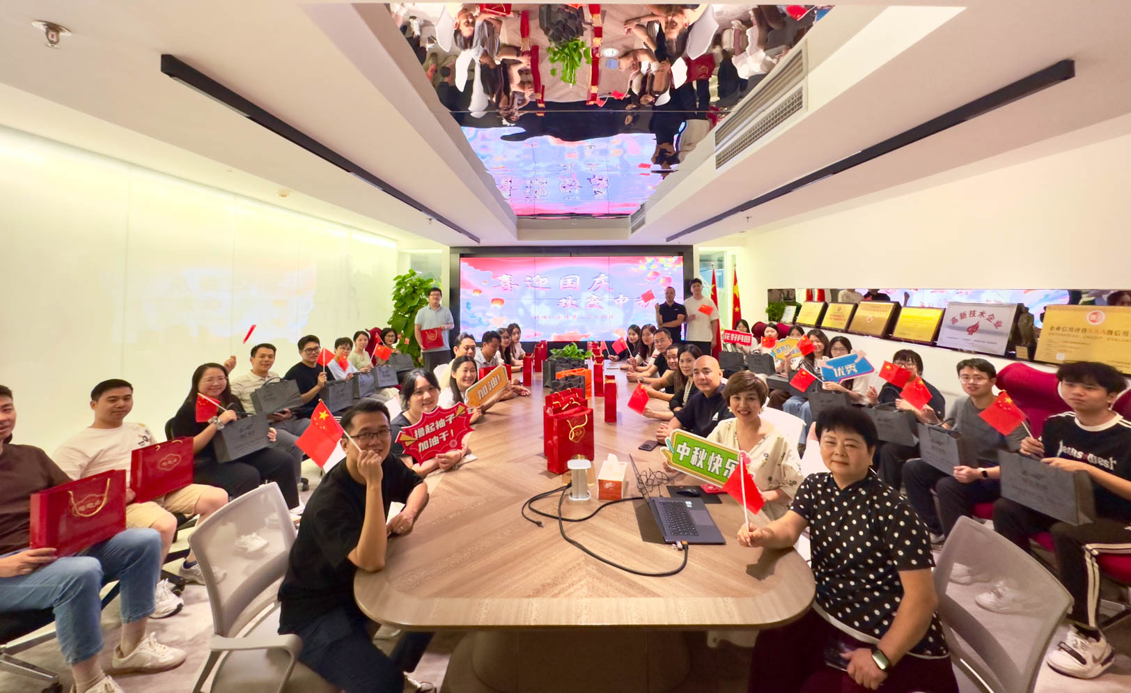 企业活动｜华体会在线官网(中国),装饰2025年喜迎国庆，欢度中秋